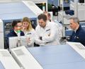 Bild: Petra Hartl
SPD-Chef Lars Klingbeil (Dritter von links) beim Rundgang durch das Siemens-Elektronikwerk. Links Betriebsleiter Sven Zschiedrich, rechts Vorstandsmitglied Cedrik Neike.