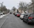 Bild: ak
Die Schulstraße ist durch "Elterntaxis" während der Schulzeit stark frequentiert. Geplant ist, konkrete Haltepunkte auszuweisen.