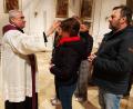 Bild: lg
Die Gläubigen ziehen vor den Altar und lassen sich das das Aschekreuz auflegen.