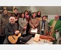 Bild: grm
Eine gelungene Premiere feiert die „Gesangsgruppe Engleshofer SingSang“ bei ihrem ersten Auftritt in der Pfarrkirche in Michldorf mit den Instrumentalisten, Sängern und Leiterin Angelika Hummel (Zweite von rechts), hier mit Pfarrer Alfons Forster. Auf dem Bild fehlt Annemarie Würth.