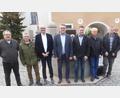 Bild: mad
Die Feldgeschworenen werden bei einem Treffen in Schwarzhofen auf den neuesten Stand gebracht. Bei dem Treffen werden auch zwei neue „Siebener“ gewählt.