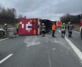 Bild: Verkehrspolizei Hof
Ein umgekippter Lkw blockiert die A93 bei Selb in Richtung Hof.