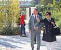 Archivbild: Gerd Pöhlmann/fph
Kazuko Yamakawa mit dem Hohenberger Bürgermeister Jürgen Hoffmann bei der Einweihung des Sakura-Aktiv-Parks im vergangenen Jahr. Schon da deutete sie eine weitere Investition an.