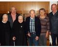 Bild: e
Ein gleichermaßen beliebter wie bekannter Kümmersbrucker feiert 85. Geburtstag (von links): Schwester Bernardo (87 Jahre), Bruder Hans Meiler (83), Schwester Mathildis (89), der Jubilar Josef Meiler (85) und seine Frau Christa sowie Bürgermeister Roland Strehl.