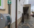 Bild: pz
Beim Rathaus in Waldsassen (Bild) ist einer von mehreren Defibrillatoren der Björn-Steiger-Stiftung installiert worden. Weitere Geräte wurden nun für die Dörfer angeschafft.
