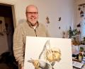 Bild: Thomas Dobler
Konrad Meierhofer mit einem Bild, das ein Freund gemalt hat.