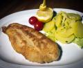 Bild: Michael Schiffer
Immer gut: ein gebackenes Fischfilet mit Kartoffelsalat.