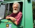Bild: gi
Pater Ferdinand packt überall mit an. Auf den vor vielen Jahren von der Pfarrei Moosbach gestifteten Unimog ist er noch heute stolz.