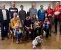 Bild: glb
Begrüßungsgeschenke von Bürgermeister Reiner Pickel (links) sowie Jörg Kreussel und Marco Schwab (rechts) von der Spielvereinigung Weigendorf kamen bei den jungen Familien gut an.