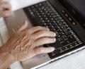 Symbolbild: Andreas Gebert/dpa
Im Juni dieses Jahres wurde Andrea aus Kemnath Opfer einer Online-Betrugsmasche, die mit der Investition in Krypto-Währungen hohe Gewinne versprach. Nun hat die 62-Jährige Schulden in Höhe von 70.000 Euro.