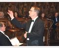 Archivbild: jr
Ein Benefizkonzert in der Stiftsbasilika Waldsassen findet aus Anlass des 50. Geburtstags von Kirchenmusikdirektor Andreas Sagstetter (im Bild beim Herbstkonzert 2023) statt. Mitwirkende sind Musizierende von Chören und Gemeinschaften, die Sagstetter leitet oder mit ihm in enger Verbindung stehen.
