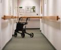 Symbolbild: Angelika Warmuth/dpa
Ein Rollator steht in einem Gang in einem Altenheim. Wie können die Einrichtungen verhindern, dass Senioren das Heim unbemerkt verlassen und sich verirren?