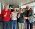 Bild: Roland Strehl/exb
Annegret und Georg Birner (Mitte) feiern Goldene Hochzeit, wozu umkreist der damalige Standesbeamten Gernot Stark (links) und Bürgermeister Roland Strehl (rechts) gratulieren.