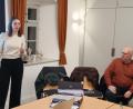 Bild: bjp
Lena Mayerhöfer und Bernhard Kaltenecker vom Planungsbüro Zwick beschreiben den aktuellen Planungsstand für die Wassernetz-Erneuerung im Süden der Gemeinde Trabitz.