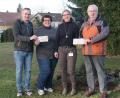 Bild: bk
Jeweils 600 Euro nehmen von Andreas Solter Karin Borchers, Christine Heimburger und Herbert Putzer entgegen (von links).