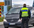 Bild: Patrick Pleul/dpa/Archivbild
Die Bundespolizei kontrolliert den Einreiseverkehr am deutsch-polnischen Grenzübergang Stadtbrücke zwischen Frankfurt (Oder) und Slubice.