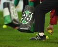 Bild: Swen Pförtner/dpa
Helfer sammeln Tennisbälle vom Spielfeld.