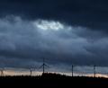Bild: Karl-Josef Hildenbrand/dpa
Windräder stehen unter dichten Regenwolken hinter einem Wald.
