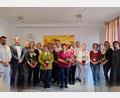 Bild: Michael Reindl/Kliniken Nordoberpfalz/exb
Therapieleiter Oliver Welsner (links), Klinikdirektor Stephan Schumacher (Zweiter von links) und Pflegedienstleiterin Elfriede Schwarzmeier (rechts) bedankten sich bei den langjährigen Mitarbeiterinnen und Mitarbeitern.