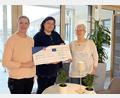 Bild: Karin Lummer/exb
Hospiz-Leiterin Katharina Salbeck (links) und Angela Krüger (Hospizverein, rechts) nehmen den Spendenscheck von Rana-Werk-Geschäftsführerin Alexandra Graf (Mitte) entgegen.