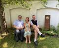Bild: hka
Ein Bild aus vergangenen Zeiten: Stadtpfarrer Herbert Mader (links), Gemeindereferentin Katharina Laurer und Kaplan Lukas Lobmeier genießen den Pfarrgarten im Sommer 2023. Seit Lobmeier versetzt wurde, ist das Arbeitspensum für den Pfarrer deutlich mehr geworden.