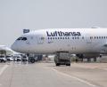 Bild: Hannes P Albert/dpa
Die Lufthansa-Maschine des Typs Boeing 787-9 steht auf dem Rollfeld am Frankfurter Flughafen.