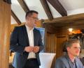 Bild: Jonas Dittrich/exb
Europaabgeordneter Christian Doleschal unterstrich die Wichtigkeit der Europawahl beim Europafrühschoppen der JU Amberg-Sulzbach. Auf dem Bild auch zu sehen: Martin Fleischmann.