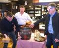 Bild: usc
Im Beisein von Bräu Anton Bruckmüller (rechts) und Gastwirt Herbert Erras (Mitte) zapfte Braumeister Hans-Martin Wolff symbolisch ein 15-Liter-Fässchen an.