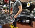 Bild: Marijan Murat/dpa
Durch den Boom an E-Fahrzeugen stehen immer mehr dieser Modelle in den Oberpfälzer Werkstätten. Wie blicken Mechaniker und Meister auf den Wandel in der Branche?