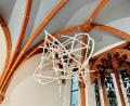 Bild: Wilhelm Koch/Luftmuseum/exb
Eine Wolke aus Holz schwebt über die Betrachter in der gotischen Hauskapelle im Luftmuseum Amberg. Für sein Objekt wählte der Künstler die Materialien Linde, Fichte, Lärche und Acryl. Die Ausstellung "Spielraum" von Michael Lauss ist noch bis zum 21. April zu sehen.