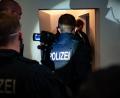 Bild: Paul Zinken/dpa-Zentralbild/dpa
Bundespolizisten gehen bei einer Razzia gegen Schleuser in eine Wohnung.