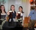 Bild: kro
Luisa Reichl, Saskia Meiler und Lena Friedl beim Masskrugstemmen – nebenbei arbeiteten sie noch als Bedienungen auf dem 16. Starkbierfest der "Grünthal"-Schützen.