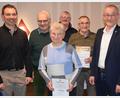 Bild: bö
Für ihre langjährige Treue ehrt der Imkerverein Unteres Vistal einige Mitgliedschaft (ab Zweitem von links): Tilmann Heribolzheimer, Margareta Weigl, Josef Schaller und Karl Loos. Dazu gratulieren Vorsitzender Sebastian Bösl (links) und Bürgermeister Erwin Geitner (rechts).