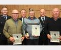 Bild: gf
Als langjährige Mitglieder der Poppenrichter Feuerwehr werden Leonhard Donhauser (Zweiter von links), Franz Josef Flierl (Dritter von rechts) und Rudolf Kummert (rechts) geehrt. Ihnen gratulieren (hinten, von links): Zweiter Kommandant Thomas Sadlo, Bürgermeister Hermann Böhm und Vorsitzender Christian Krieger.