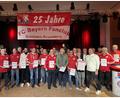 Bild: FC-Bayern-Fanclub Sulzbach-Rosenberg/exb
Die Jubilare des FC-Bayern-Fanclubs mit Landrat Richard Reisinger, Bürgermeister Michael Göth und Fandialog-Sprecher Marcus Fritsch.