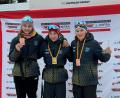 Bild: Iris Uschold
Lara Wisneth (links) und Merle Uschold (rechts) gewannen im Hohenzollern-Skistadion am Arbersee beim kleinen Finale des Deutschen Schülercups die Bronzemedaille mit der Staffel, Lukas Loos holte sogar Gold im Sprint.