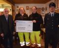 Bild: bö
Der Männergesangverein Liederkranz unterstützt die First Responder in Schmidmühlen mit einer Spende von 500 Euro (von links): Vorsitzender Ernst Lesser, Monika Ehrnsberger und Christian Renghart von First Responder sowie Pit Rogga von der Feuerwehr Schmidmühlen.