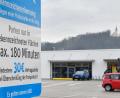 Bild: Petra Hartl
Die Maximalparkdauer in den Oberpfalz-Arkaden wurde mittlerweile von 120 auf 180 Minuten erhöht. Wer genau hinsieht, erkennt, dass ein Aufkleber mit der Zahl 180 nachträglich angebracht wurde. Doch ob die Überwachung der Maximalparkdauer technisch einwandfrei funktioniert, daran gibt es mittlerweile begründete Zweifel.