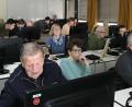 Bild: Silvia Beck/exb
Schüler der neunten Klasse unterstützen die Senioren bei Fragen rund um den Computer.
