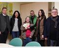 Bild: Pfarrei Kemnath/exb
Der Pfarrgemeinderat Kemnath hatte zu einem Weinfest eingeladen. Den Erlös von 400 Euro übergaben Peter Daschner, Sprecherin Martina Memmel (von rechts) und Pfarrer Thomas Kraus (links) an Carolin Weber-Bittner, Carola Müller und Gerd Kraitzek (von links) von der Tafel in Kemnath.