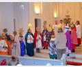 Bild: Siegfried Zeug
Pfarrer Adam Karolczak (hinten, Mitte) entsendet die Sternsinger und sagt "Vergelt's Gott" für das Engagement.