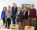 Bild: Seniorenbeirat/exb
Im Gemeinschaftsraum des Wohnprojekts: (von links) Vorstandsmitglied Marianne Deml, Regina Suttner, Vorsitzende des Seniorenbeirats des Landkreises Schwandorf, Anton Zizler, Vorsitzender Tourismus- und Kulturverein Wackersdorf, Helmut Kramer, stellvertretender Vorsitzender des Seniorenbeirats im Landkreis Schwandorf, Erika Rathgeb, Vorsitzende des Seniorenbeirats Steinberg am See, Cornelia Kiener von der Seniorenfachstelle des Landkreises Schwandorf und Markus Sowa, Mitglied des Vorstandes der "9buerger eG".