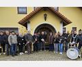 Bild: rdh
Ein Ständchen am Neujahrstag erhielt unter anderem Bürgermeister Alfred Stier (Neunter von rechts). Mit dabei war Dirigent Christian Pecher (Zehnter von rechts) und Vorsitzender Klaus Sladky (Dritter von links) von der Blaskapelle Thanhausen.