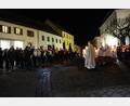 Bild: Ferstl/exb
Zum Auftakt der Feier versammeln sich am Unteren Markt Vereine mit ihren Fahnenabordnungen, Bürgermeister mit Stadtrat, die kirchlichen Gremien sowie die Kommunionkinder.