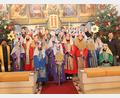 Bild: pi
Pater John Gali (links) entsendet die Sternsinger.