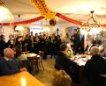 Bild: fvo
Der Waldthurner Chor tonArt unter der Leitung von Christoph Pausch (rechts mit Geige) eröffnet die Jahreshauptversammlung der Sängergruppe Floß beim Kühnhauser in Waldthurn.
