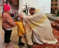 Bild: gz
Pater Felix Meckl erteilt allen Kindern den Segen auf Augenhöhe.