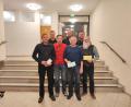 Bild: kki
Wolfgang Nickl (Gewinner der Landtagsfahrt) und die drei Erstplatzierten Hermann Bauer, Peter Bachofner, und Wolfgang Gleißner (vorne, von links) freuen sich über ihre Preise ebenso wie Schlusslicht Michael Voit (zweite Reihe, Mitte). Die Vorsitzenden Tobias Forster und Michael Meiler (zweite Reihe) gratulieren.
