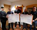 Bild: flm
Die Spendenübergabe mit Vertretern von Junger Union, KLJB Kondrau und den beiden Jugendfeuerwehren: (von links) Felix Kubitschek, Leopold Tippmann, Christoph Küspert, Philipp Lenz und Andreas Koch.