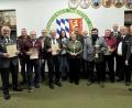 Bild: Verena Schuller-Ohla 
Schützenmeister Bernhard Ott (links) Stadtrat Gerald Morgenstern, Zweiter Gauschützenmeister Thomas Busch und Zweiter Schützenmeister Michael Hiller (von rechts) gratulieren den Jubilaren, Neugewählten und erfolgreichen Sportschützen.